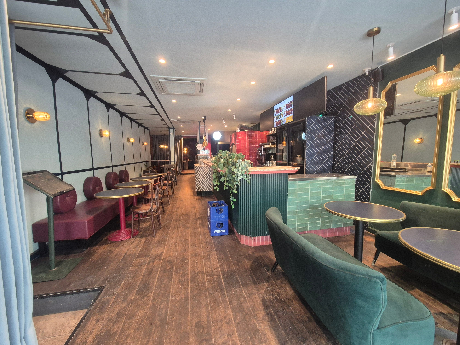 Intérieur Wrap & Go — banquettes velours et cuisine ouverte