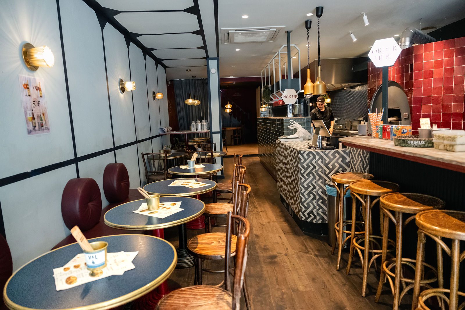 Salle Wrap & Go — banquettes velours et tables bistrot